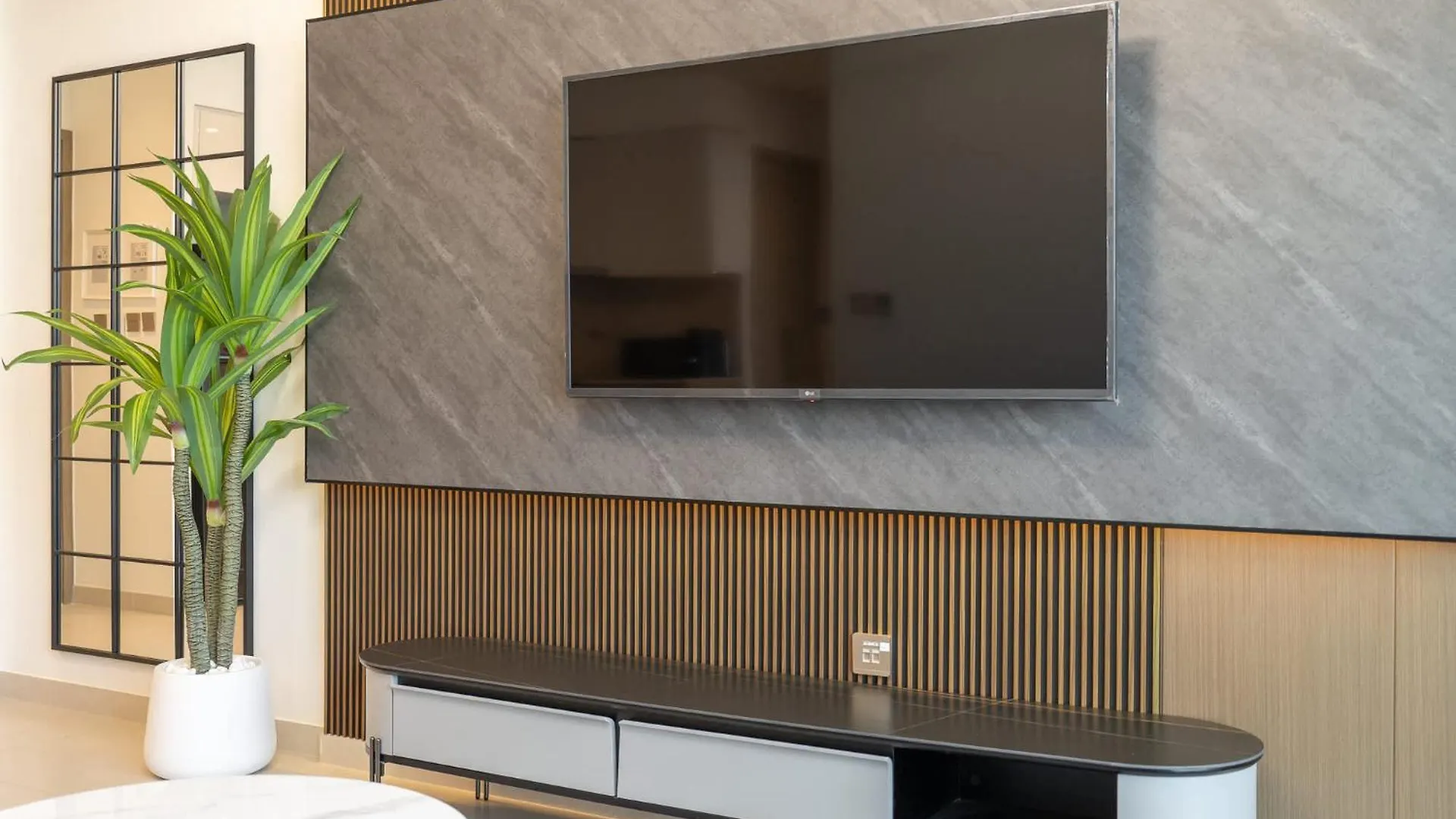Apartment Modern Comfort And Stylish 1-Bedroom In Downtown That Sleeps 2 Dubai
