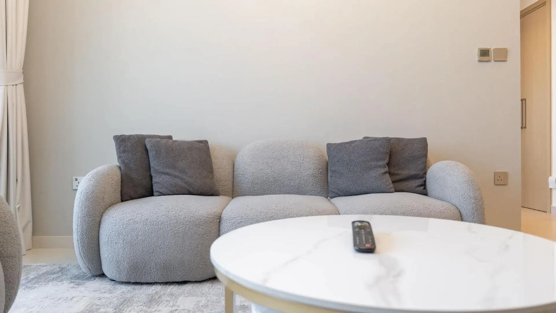 Apartment Modern Comfort And Stylish 1-Bedroom In Downtown That Sleeps 2 Dubai