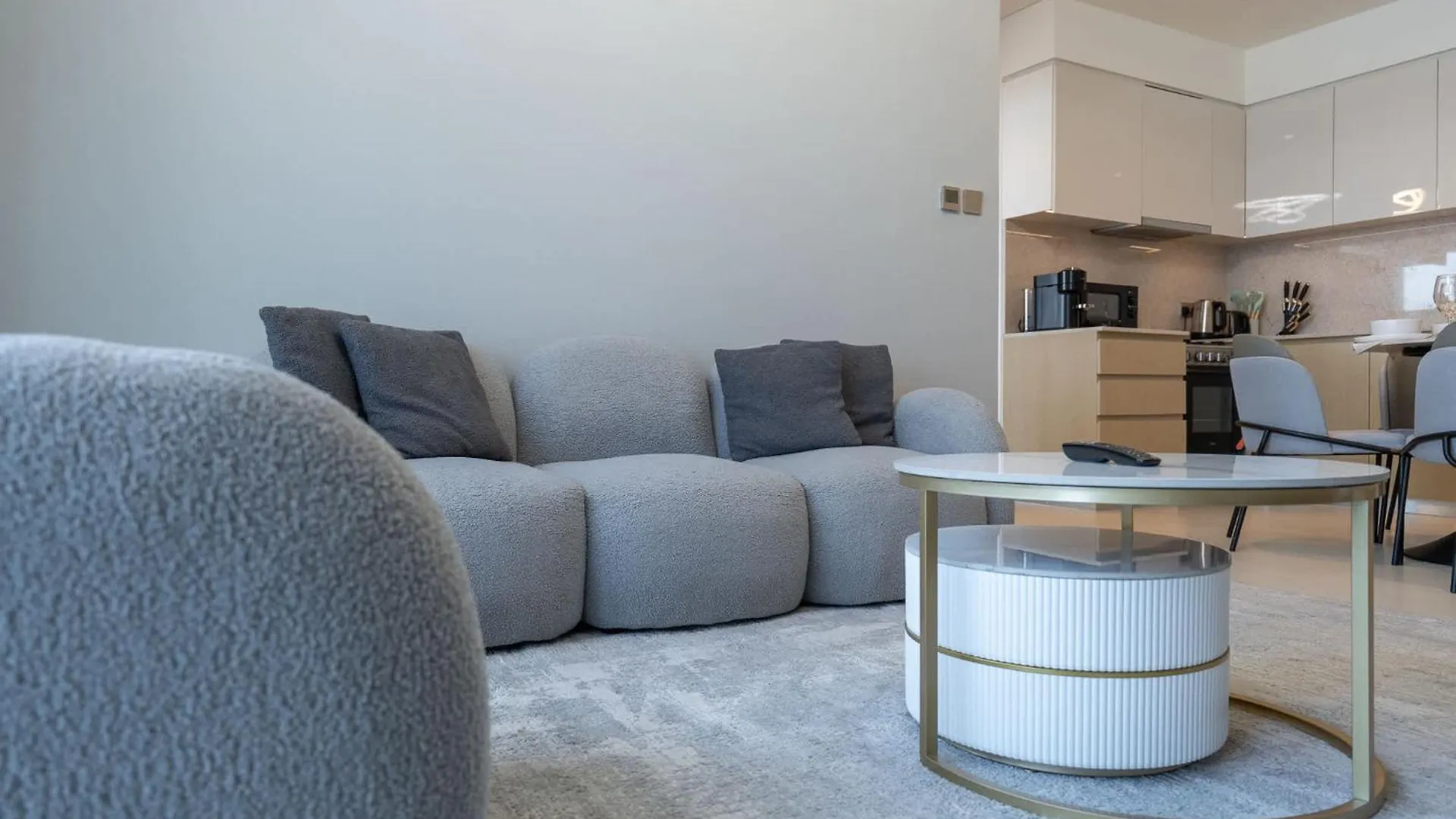 Modern Comfort And Stylish 1-Bedroom In Downtown That Sleeps 2 Dubai Apartment