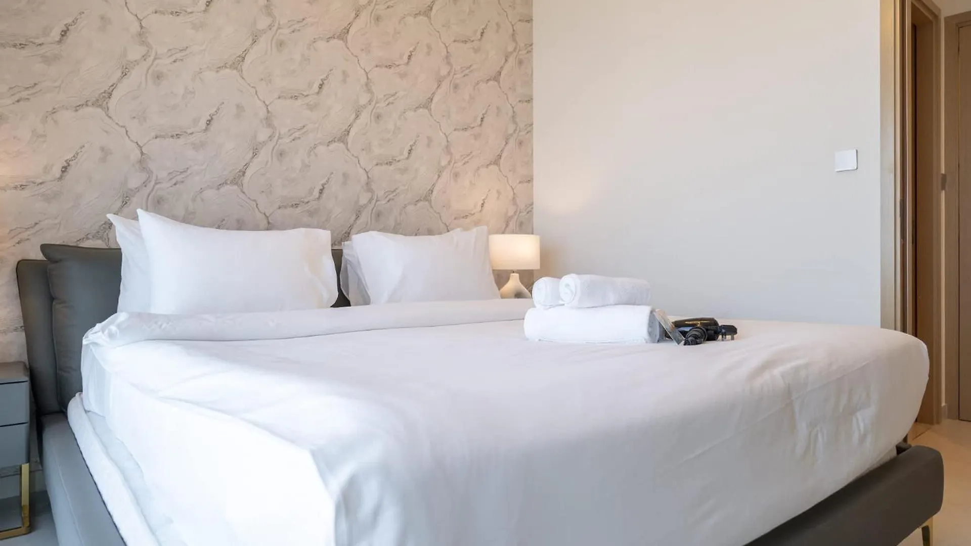 Apartment Modern Comfort And Stylish 1-Bedroom In Downtown That Sleeps 2 Dubai