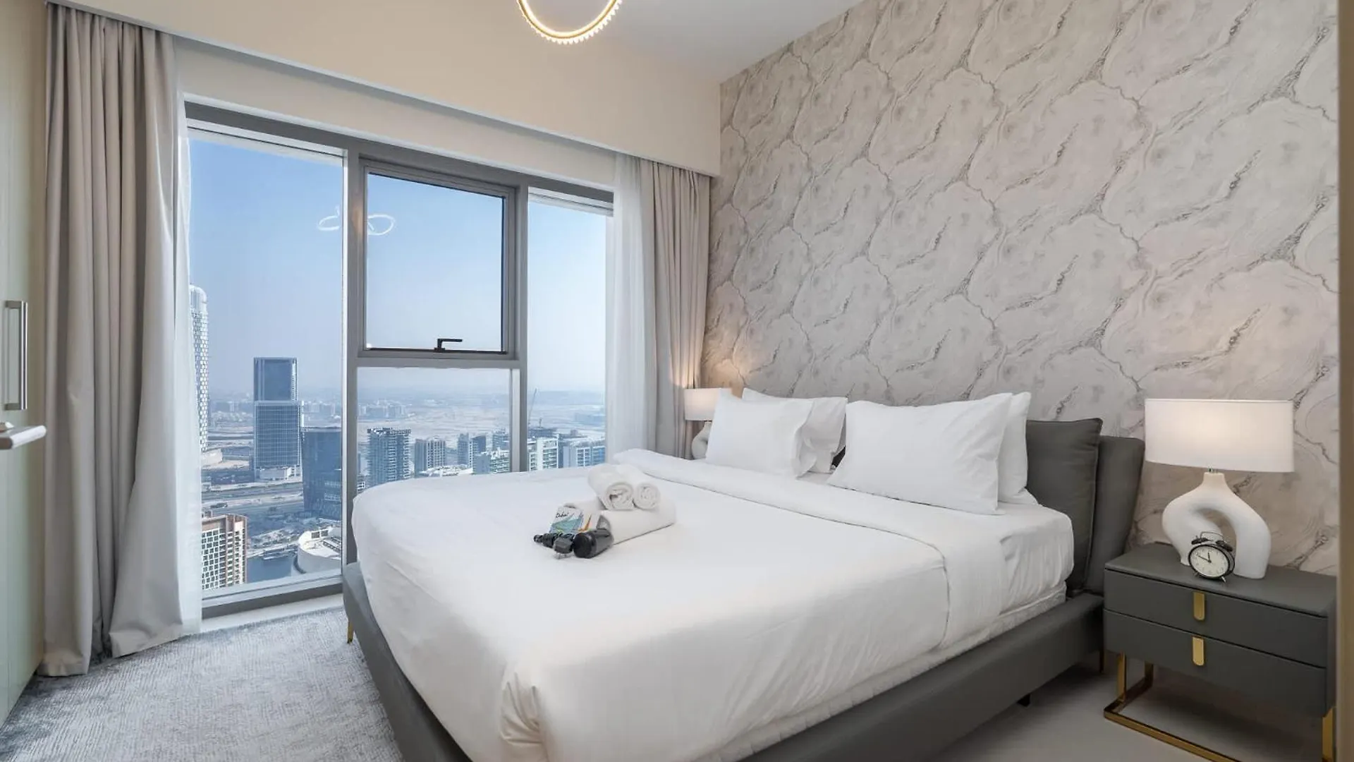 Modern Comfort And Stylish 1-Bedroom In Downtown That Sleeps 2 Dubai Apartment